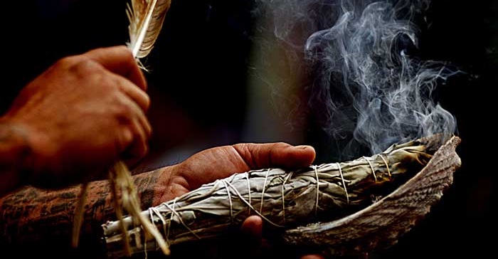 Encens étant répendu grâce à une plume